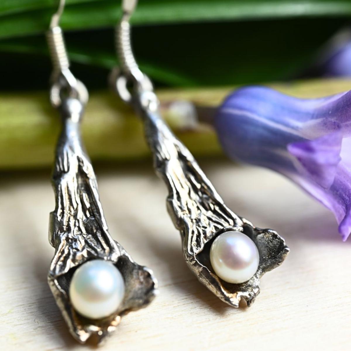 Außergewöhnliche Ohrhänger aus Sterling Silber mit Perle. Ohrschmuck für Damen